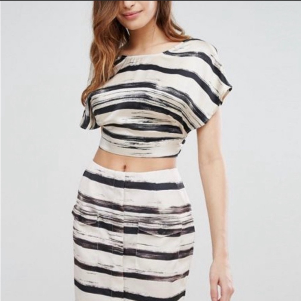 Kendall & Kylie Black White Brushstroke Print Open Back Crop Top Size Small NWT